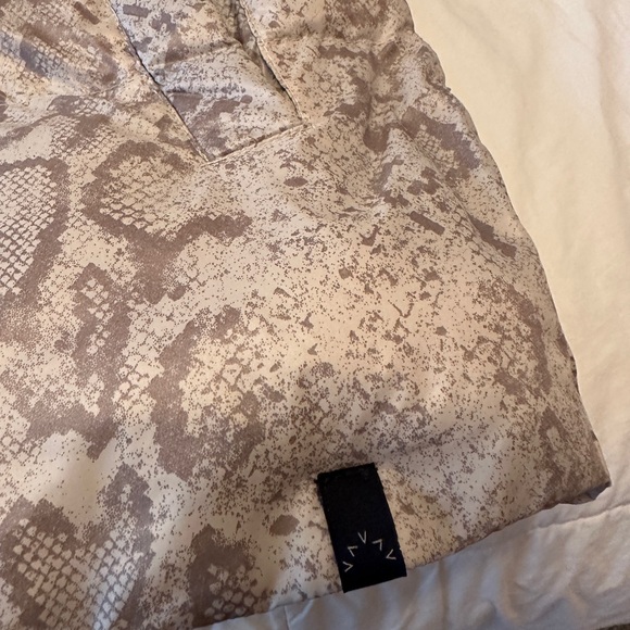 Varley gray down Hooded Puffer Jacket New small - Picture 6 of 9